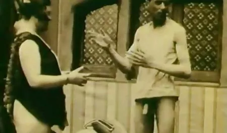 مادر باتجربه یک زن و شوهر سه نفری را ماساژ سکسب آموزش می دهد