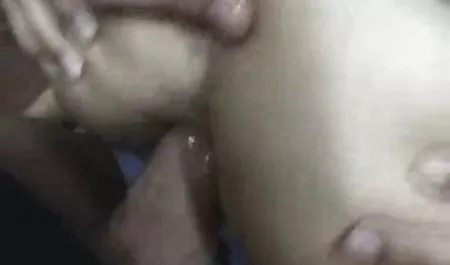 زن سالخورده به بازی های سکسب آرامی با بچه های جوان لعنتی