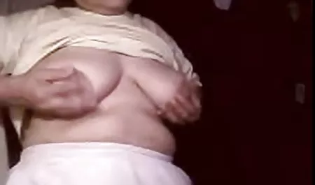 دوست پسر خود را که بالای صورتش مجله سکسب نشسته است ، تغذیه کنید