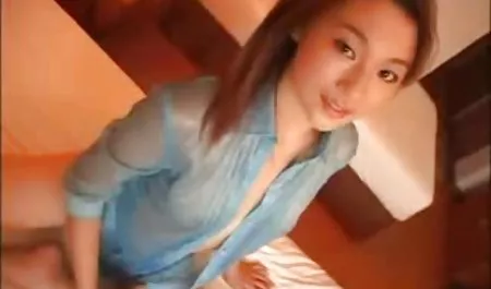 لزبین ها در 69 نمایش زبان ها لعنتی و فلم سکسب نوازش می کنند