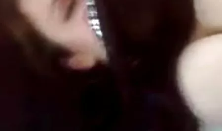 عوضی زیبا در یک مطب پزشکی روی یک دختر سکسب دیلدو نشست