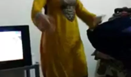 برای تاتو فلم سکسب کردن در حمام در حال زدن است