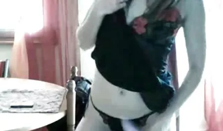 سبزه برهنه ایستاده است در دختر سکسب توالت