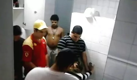 دختر عجیب و غریب در خال کوبی و سوراخ دانلود سکسب سوراخ کردن خود را به لباس