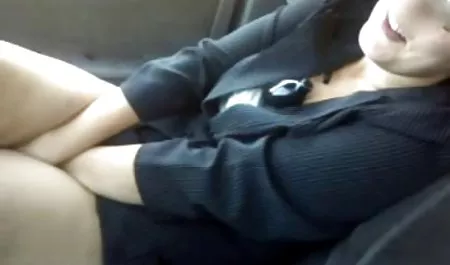 انگشت سوتکا را روی یک مجله براق سکسب اینستا نشان می دهد
