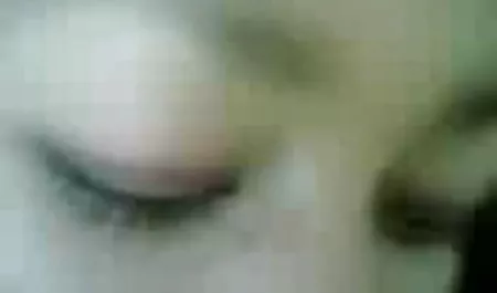دختر کوچک باهوش بیضه ها و سر آلت تناسلی لینک کانال سکسب بسیار خوب را لیز می زند