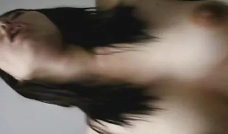 سبزه می خواهد به عنوان دبیر مشغول به کار شود ، اما ابتدا باید خود را تحت الشعاع قرار دهید فیلم سکسب و به تمام جلال و جلال خود را نشان دهید.